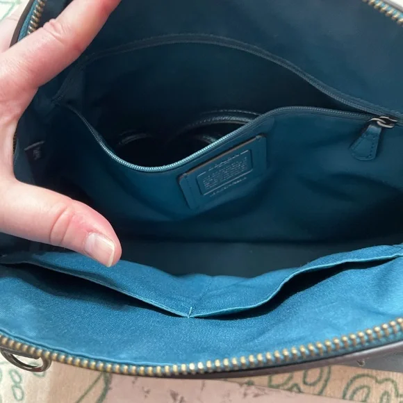 Coach handbag ❄️❄️ - Picture 4 of 9